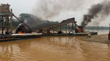 Polsek Cerenti Tertibkan Aktivitas PETI di Sungai Batang Kuantan, Dua Rakit Dimusnahkan