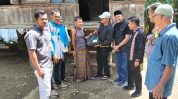 Jumat Berkah Tahap-4 PPWI Riau dan Tim Media Bagikan Sembako 6 Lansia di Dusun Petai