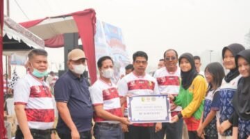 Ribuan Warga Serbu Kebun Nopi, Muklisin Buka Pacu Jalur Mini Semarakkan HUT Kuansing dan Haornas
