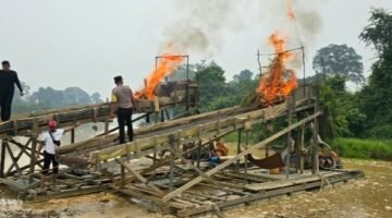 Polsek Kuantan Mudik Tertibkan dan Musnahkan Lima Rakit PETI di Sungai Tiu Desa Muara Petai