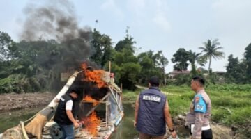 Polsek Singingi Hilir Tertibkan Aktivitas PETI di Desa Petai, Empat Rakit Dompeng Dimusnahkan